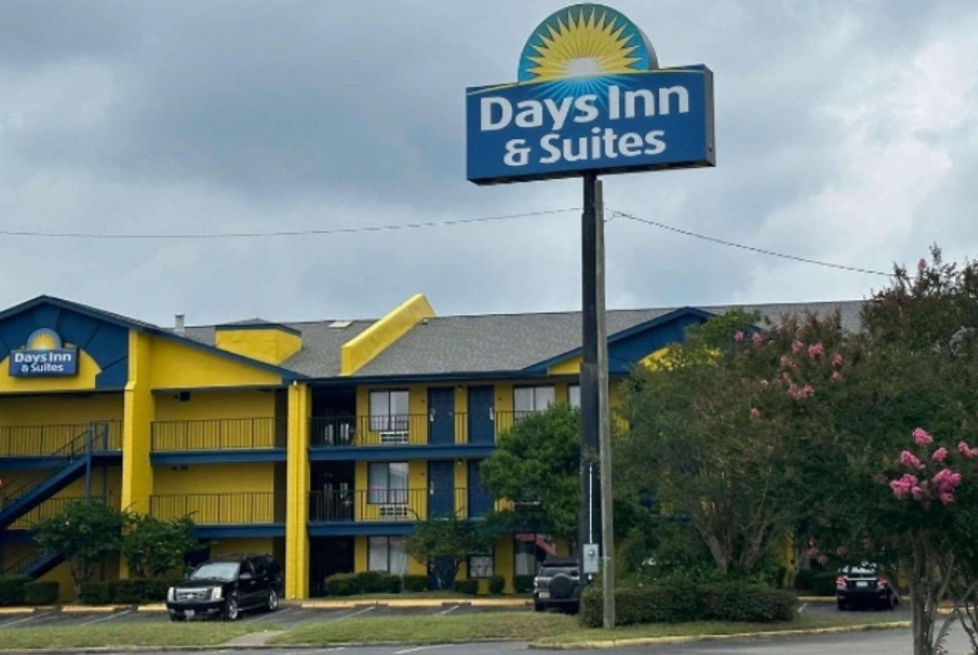 Days Inn & Suites Mobile Tillmans Corner Exterior photo